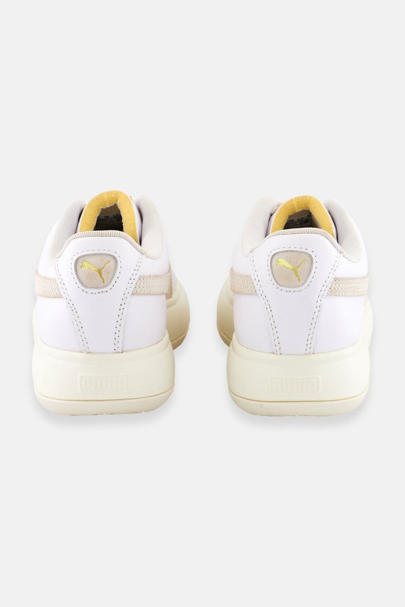 PUMA أحذية خارجية للنساء من جلد السويد مايو مزودة بأربطة، بيضاء - Image 2